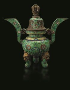 Grande incensiere tripode a smalti cloisonn con decori a fiore di loto e coperchio con dettagli a traforo, Cina, Dinastia Qing, epoca Guangxu (1875-1908)<BR>  - Asta Arte Orientale - Associazione Nazionale - Case d'Asta italiane