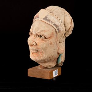Testa in stucco con tracce di policromia, Cina, Dinastia Ming, XV secolo  - Asta Arte Orientale - Associazione Nazionale - Case d'Asta italiane