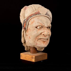 Testa in stucco con tracce di policromia, Cina, Dinastia Ming, XV secolo  - Asta Arte Orientale - Associazione Nazionale - Case d'Asta italiane