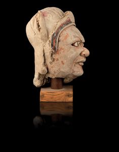 Testa in stucco con tracce di policromia, Cina, Dinastia Ming, XV secolo  - Asta Arte Orientale - Associazione Nazionale - Case d'Asta italiane