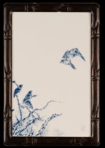 Placca in porcellana bianca e blu con uccelli, Cina, periodo Repubblica, XX secolo  - Asta Arte Orientale - Associazione Nazionale - Case d'Asta italiane