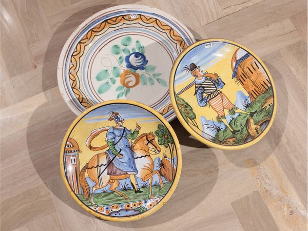 Coppia di piatti da parata in terracotta smaltata  - Asta Una casa fiorentina - Associazione Nazionale - Case d'Asta italiane