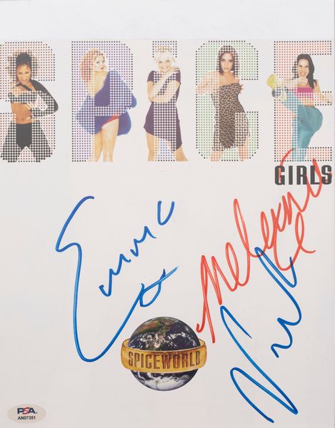 Spice Girls � Autografi di Emma, Melanie C e Victoria Beckham - 21,5x 20 cm (8�x10� inch)  - Cert. PSA/DNA  - Asta Pop Culture / Memorabilia e Card - Associazione Nazionale - Case d'Asta italiane