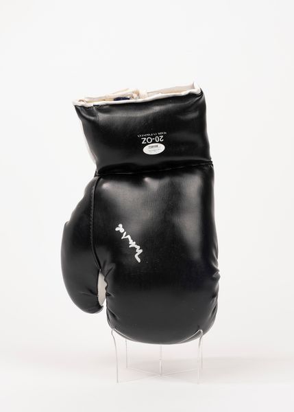 Muhammad Ali�- Guantone Boxe firmato � Cert. JSA  - Asta Pop Culture / Memorabilia e Card - Associazione Nazionale - Case d'Asta italiane