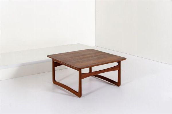 PRODUZIONE DANESE : Tavolino in legno di teak. Anni '70 cm 38x76x76  - Asta Asta 147 Design - Associazione Nazionale - Case d'Asta italiane