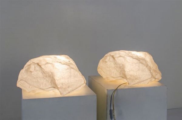 PRODUZIONE ITALIANA : Coppia di lampade da tavolo in materiale plastico. Anni '70 cm 20x42x40  - Asta Asta 147 Design - Associazione Nazionale - Case d'Asta italiane