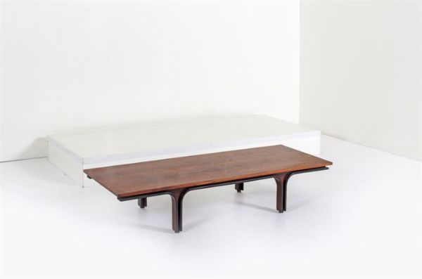 FRATTINI GIANFRANCO : Tavolino in legno di palissandro. Anni '60 cm 27 5x142x53  - Asta Asta 147 Design - Associazione Nazionale - Case d'Asta italiane