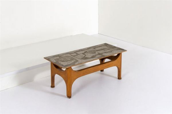 GIAMBARALE : Tavolino con base in legno  piano in lamiera di zinco inciso ad acido. Anni '70 cm 38x98 5x40 5  - Asta Asta 147 Design - Associazione Nazionale - Case d'Asta italiane