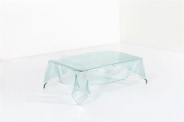 FONTANA ARTE : Tavolino in cristallo colorato e curvato. Anni '60 cm 38x113x76  - Asta Asta 147 Design - Associazione Nazionale - Case d'Asta italiane