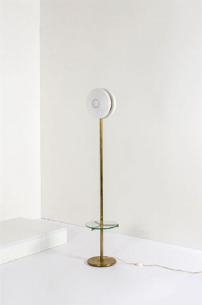 ARTEMIDE : Lampada in ottone  diffusore in vetro opalino. Anni '50 h cm 85  - Asta Asta 147 Design - Associazione Nazionale - Case d'Asta italiane