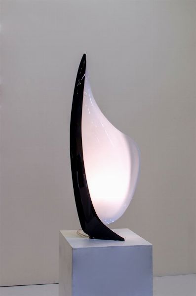 ROUGIER : Lampada da tavolo in plexiglass. Anni '70 cm 97x40  - Asta Asta 147 Design - Associazione Nazionale - Case d'Asta italiane