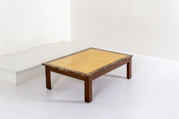 TURA ALDO : Tavolino con struttura in legno di noce  piano rivestito in pergamena vetrificata. Anni '50 cm 37x115 5x75  - Asta Asta 147 Design - Associazione Nazionale - Case d'Asta italiane