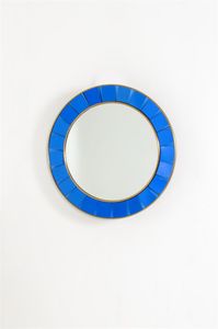 CRISTAL ART - Specchiera con cornice composta da tasselli in vetro specchiato colorato e ottone. Anni '50 diam cm 75