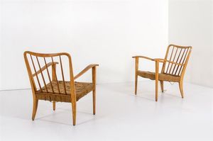 PRODUZIONE ITALIANA - Coppia di poltrone con struttura in legno chiaro  seduta in paglia intrecciata. Anni '50 cm 75x59x57