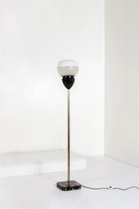 MAZZA SERGIO - Lampada da terra in ottone nichelato  alluminio verniciato  diffusore in vetro pressato e vetro opalino  base  [..]