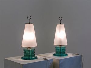 FONTANA ARTE (attribuito) - Coppia di lampade con base in cristallo colorato  diffusore in vetro satinato. Anni '60 h cm 50
