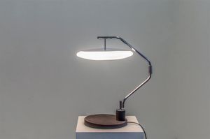 INGRAND MAX - Lampada da tavolo in metallo cromato  diffusore in vetro satinato  base in ghisa. Anni '70 h cm 60