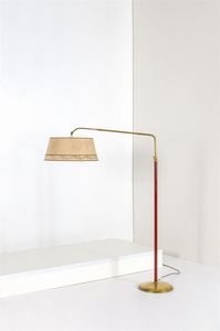 ARREDOLUCE - Lampada da terra con braccio estensibile in ottone e metallo laccato. Anni '50 h cm 144