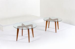 PRODUZIONE ITALIANA - Coppia di tavolini con struttura in legno  piano in vetro molato. Anni '50 cm 43x70