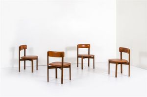 MANGIAROTTI ANGELO - Quattro sedie con struttura in legno di noce  sedili e schienali imbottiti rivestiti in pelle. Prod. Sorgente  [..]