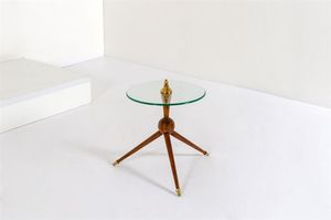 LACCA CESARE  nello stile di - Tavolino con struttura a tripode in legno  particolari in ottone  piano in vetro molato. Anni '50 cm 51x40