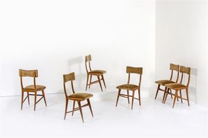 PRODUZIONE ITALIANA - Sei sedie con struttura in legno  sedili e schienali imbottiti rivestiti in velluto. Anni '50 cm 85x43x45