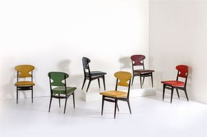 PRODUZIONE ITALIANA - Sei sedie con struttura in legno  sedili e schienali imbottiti rivestiti in similpelle. Anni '50 cm 85x46 5x47
