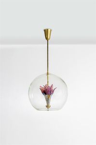 SEGUSO - Lampada a sospensione in ottone  diffusore in vetro trasparente e portalampade con foglie in vetro colorato. Anni  [..]
