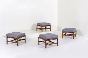 PRODUZIONE ITALIANA - Quattro sgabelli con struttura in malacca e bamboo  cuscini imbottiti rivestiti in tessuto. Anni '60 cm 46x57x [..]