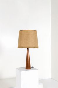 PRODUZIONE DANESE - Lampada da tavolo con fusto in legno di teak  paralume in tessuto. Anni '70 h cm 74