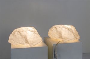 PRODUZIONE ITALIANA - Coppia di lampade da tavolo in materiale plastico. Anni '70 cm 20x42x40