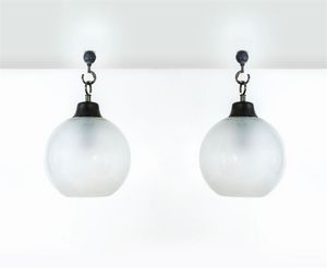 CACCIA DOMINIONI LUIGI - Coppia di lampade a sospensione in metallo verniciato e vetro opalino. Anni '60 diam cm 40