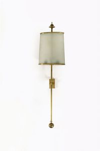FONTANA ARTE - Lampada a parete con struttura in ottone  diffusore in vetro satinato. Anni '50 cm 118x30