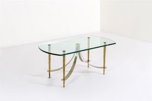 PRODUZIONE ITALIANA - Tavolino con struttura in acciaio satinato  gambe in ottone e piano in vetro. Anni'50 cm 43x100x50