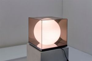 PRODUZIONE ITALIANA - Lampada da tavolo in vetro opalino entro teca in plexiglass. Anni '70 cm 36x36 5x36 5