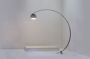 PRODUZIONE ITALIANA - Lampada ad arco in metallo cromato. Anni '70 h cm 238