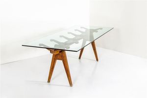 SCUOLA TORINESE - Tavolo con struttura in legno di noce  piano in vetro molato. Anni '50 cm 78x238