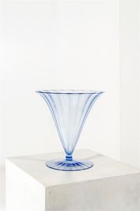 ZECCHIN VITTORIO Venezia 1878 - 1947 - Vaso in vetro colorato trasparente lavorato a costolature. Anni '40 h cm 28 5