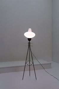 PRODUZIONE ITALIANA - Lampada da terra in metallo verniciato e ottone  diffusore in vetro satinato. Anni '50 h cm 146
