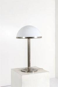 PRODUZIONE ITALIANA - Lampada da tavolo in metallo cromato  diffusore in vetro. Anni '50 Struttura h cm 55