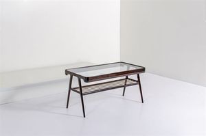 PRODUZIONE ITALIANA - Tavolino in legno con piano in vetro  pianetto portariviste con tubi in ottone. Anni '50 cm 47x90x48