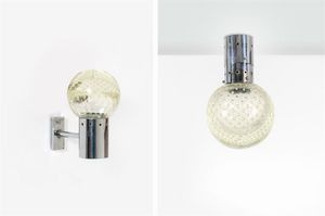 SEGUSO ARCHIMEDE - Una lampada a parete e una a plafone in metallo cromato con diffusore in vetro a bolle. Anni '60 diam cm 20 e  [..]