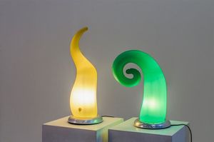AZZABI KARIM - Due lampade da tavolo con base in metallo cromato  diffusori in PVC. Prod. Oceano Oltreoluce 1990 rispettivamente  [..]