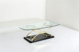 PRODUZIONE ITALIANA - Tavolino con piano in vetro molato e sostegno in ottone. Anni '70 cm 38 5x125x65 5