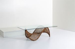 PRODUZIONE ITALIANA - Tavolino con piano in vetro molato  sostegno in metallo e rattan. Anni '70 cm 40 5x120x60