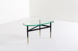 FONTANA ARTE (attribuito) - Tavolino con struttura in metallo laccato e terminali in ottone  piano in cristallo molato di forte spessore.  [..]