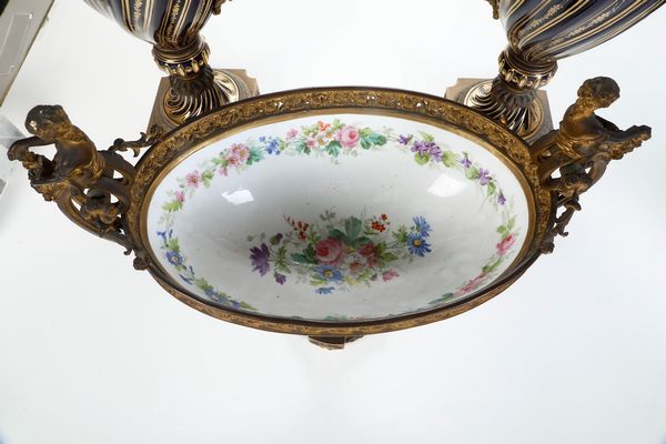 Una coppia di vasi e un centrotavola.<BR>Francia, XIX secolo.  - Asta Ceramiche - Associazione Nazionale - Case d'Asta italiane