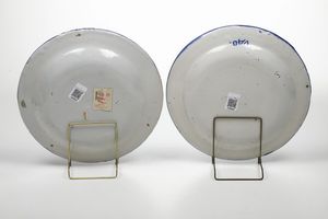 Due piatti.<BR>Olanda, Manifattura di Delft, XX secolo.<BR>  - Asta Ceramiche - Associazione Nazionale - Case d'Asta italiane