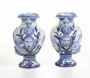Coppia di vasi biansati.<BR>Albisola, Manifattura di Giuseppe Mazzotti, XX secolo.  - Asta Ceramiche - Associazione Nazionale - Case d'Asta italiane