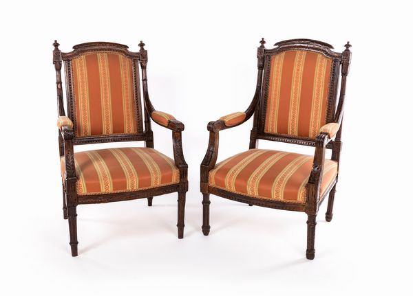 Coppia di poltrone in noce, fine del XVIII secolo  - Asta Antiquariato: Arredi, Dipinti, Oggetti d'Arte, Arte Orientale. - Associazione Nazionale - Case d'Asta italiane